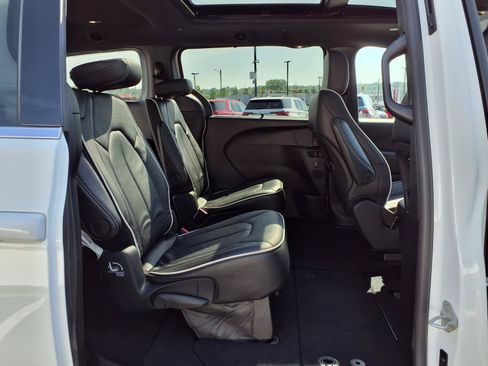 Used 2026 Chrysler Pacifica Limited FWD image 26
