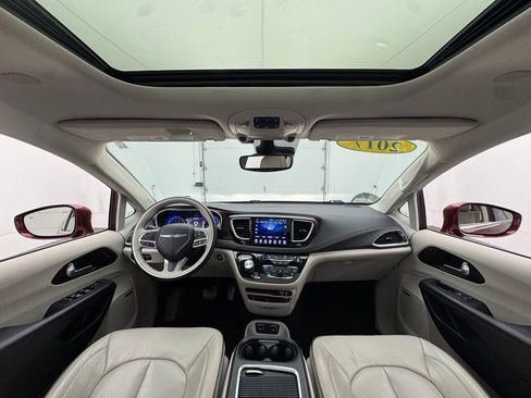 Used 2017 Chrysler Pacifica Limited FWD image 3