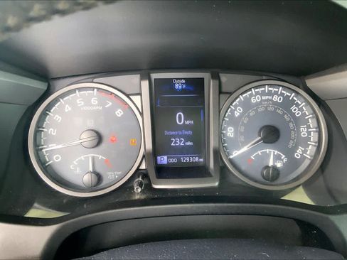 Used 2017 Toyota Tacoma TRD Sport w/ Tow Package RWD image 25