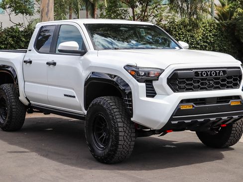 Used 2025 Toyota Tacoma SR5 AWD/4WD image 3