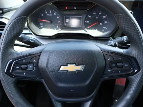 Used 2025 Chevrolet Trax LS w/ LS Convenience Package FWD image 11