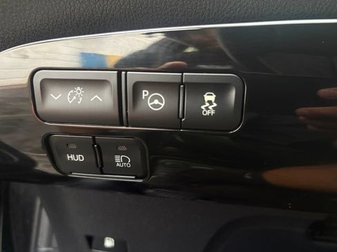 Used 2019 Toyota Prius XLE w/ Advanced Technology Package AWD/4WD image 18