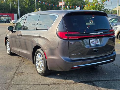 Used 2023 Chrysler Pacifica Touring-L FWD image 9