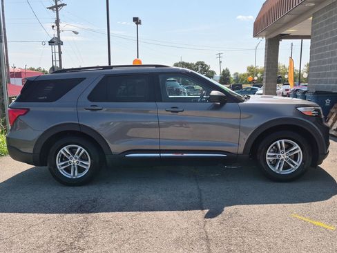Used 2021 Ford Explorer XLT RWD image 2