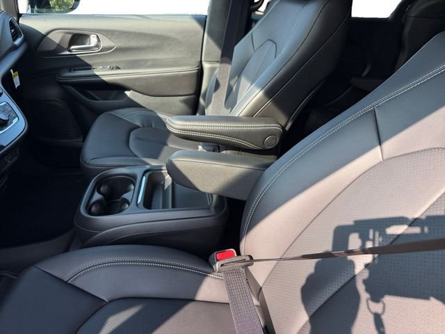 New 2027 Chrysler Pacifica Select AWD/4WD image 11