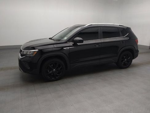 Used 2023 Volkswagen Taos SE w/ Panoramic Sunroof Package FWD image 2