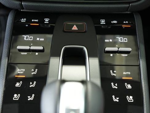 Certified 2025 Porsche Macan AWD/4WD image 21