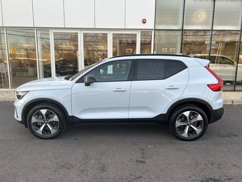 Certified 2025 Volvo XC40 B5 Plus image 2