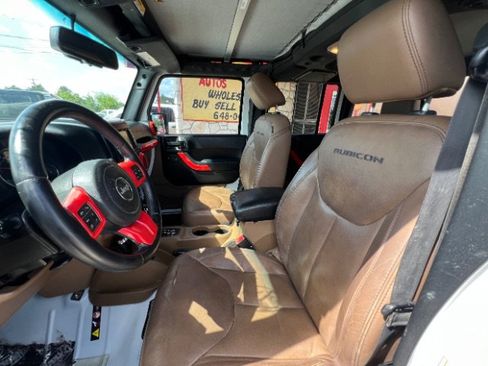 Used 2015 Jeep Wrangler Unlimited Rubicon w/ Connectivity Group AWD/4WD image 10
