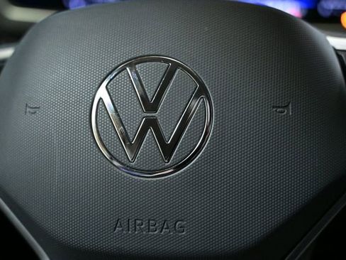 Used 2024 Volkswagen Tiguan SE image 39