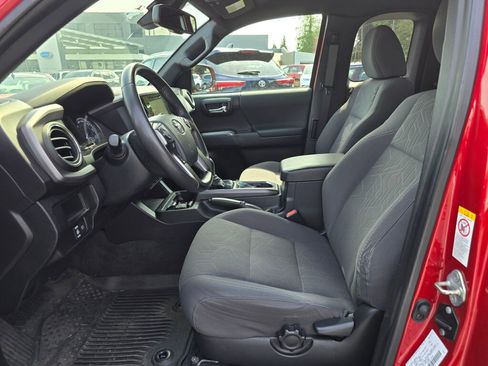 Used 2019 Toyota Tacoma TRD Sport w/ Technology Package AWD/4WD image 3