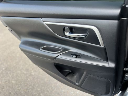 Used 2017 Nissan Altima 2.5 SL w/ Moonroof Package image 19