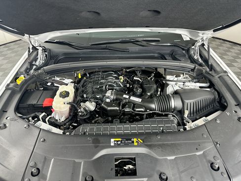 Used 2023 Jeep Grand Cherokee Limited w/ Black Appearance Package image 32