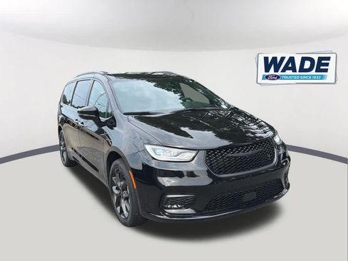 Used 2024 Chrysler Pacifica Touring-L w/ S Appearance Package AWD/4WD image 3