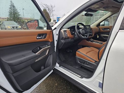 New 2025 Nissan Pathfinder Platinum image 16