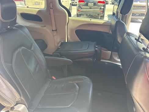 Used 2022 Chrysler Pacifica Touring-L image 13