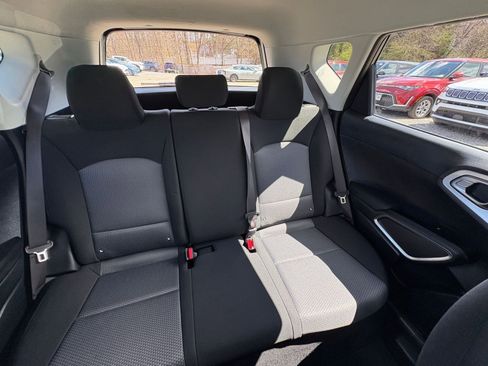 Used 2025 Kia Soul LX w/ LX Technology Package FWD image 34