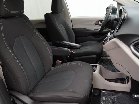 Used 2023 Chrysler Voyager LX image 42