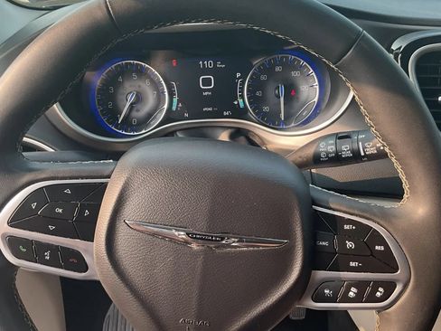 Used 2024 Chrysler Pacifica Touring-L FWD image 12