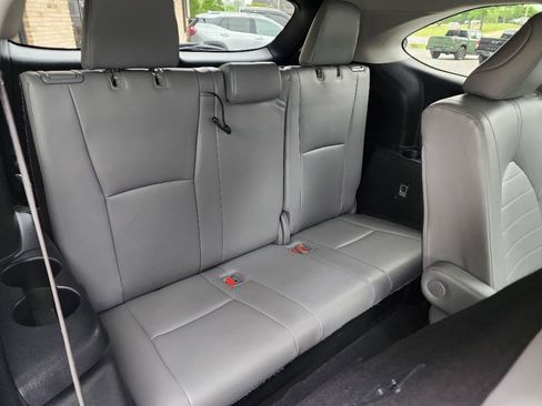 Used 2022 Toyota Highlander XLE AWD/4WD image 13