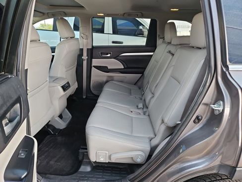 Used 2016 Toyota Highlander XLE AWD/4WD image 25
