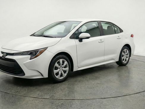 Used 2025 Toyota Corolla LE image 3