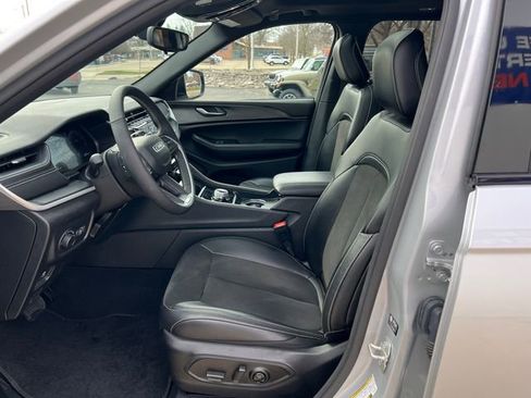 Used 2024 Jeep Grand Cherokee Altitude image 4