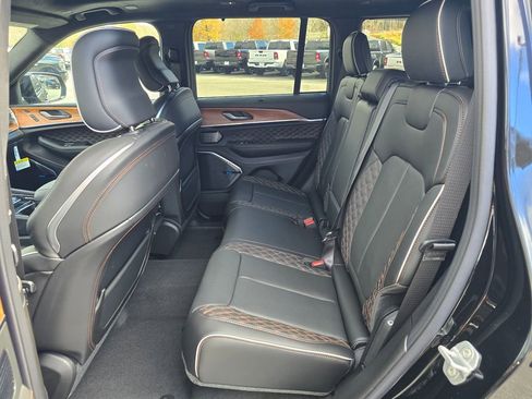 New 2025 Jeep Grand Cherokee Summit image 11
