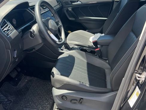 Used 2022 Volkswagen Tiguan SE w/ Panoramic Sunroof Package AWD/4WD image 3