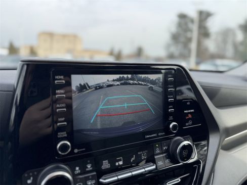 Used 2020 Toyota Highlander XLE image 28
