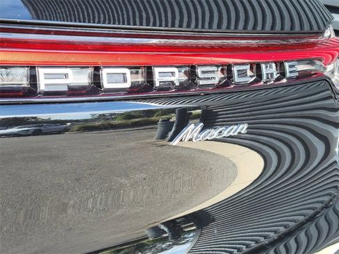 Certified 2025 Porsche Macan Base image 11