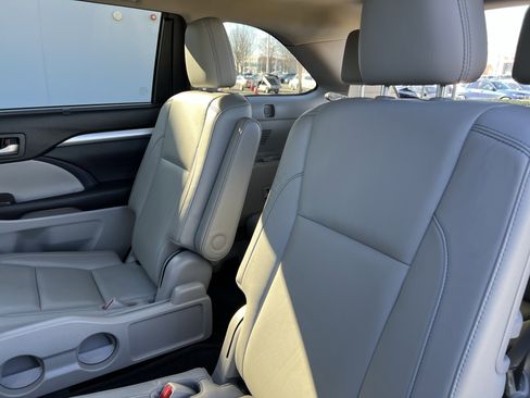 Used 2017 Toyota Highlander XLE image 32