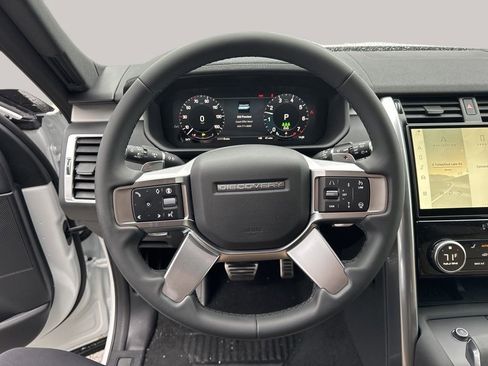 New 2024 Land Rover Discovery Dynamic SE image 9