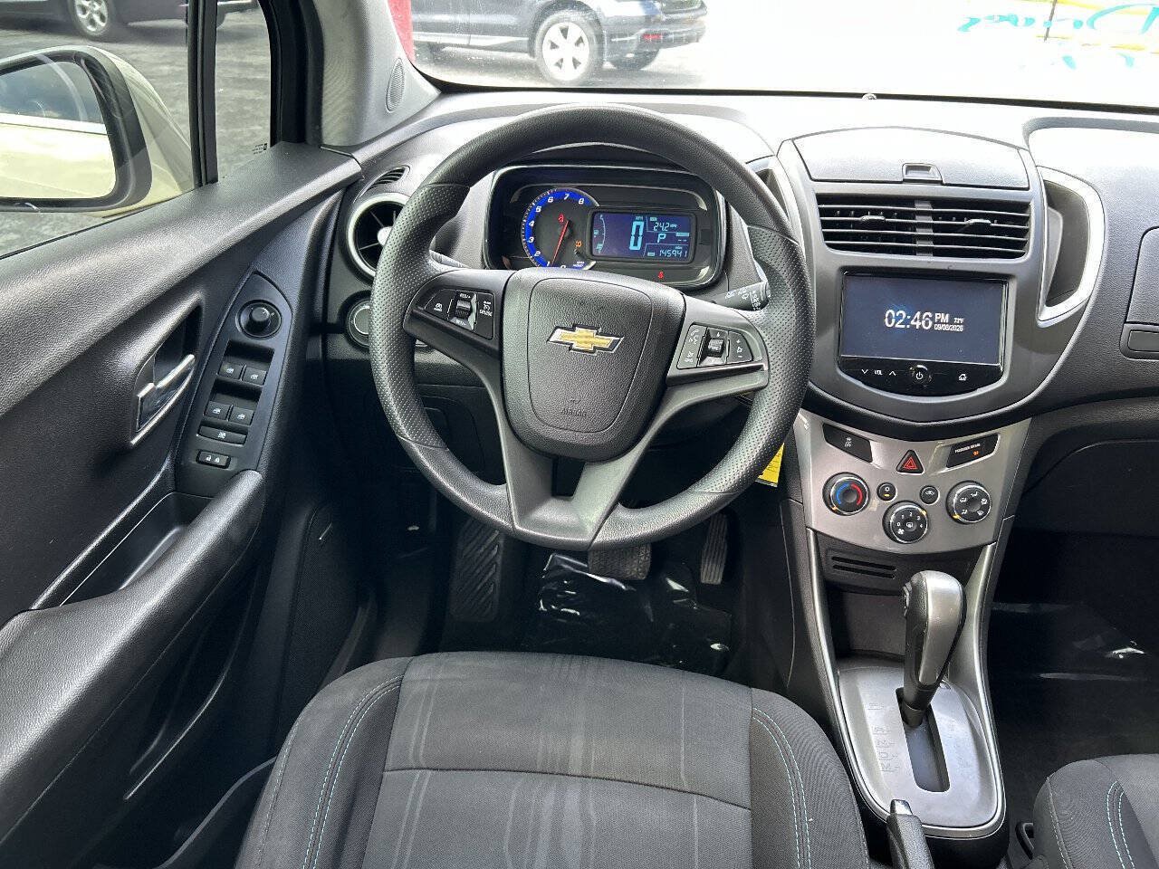 Used 2016 Chevrolet Trax LT w/ LT Sun and Sound Package FWD image 13