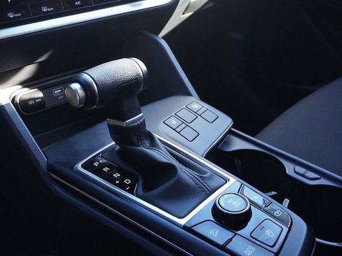 Used 2025 Kia Sportage LX image 43