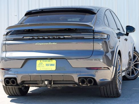 Used 2024 Porsche Cayenne Turbo image 5
