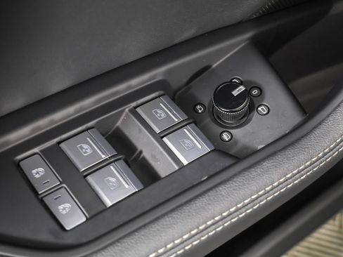 Used 2022 Audi e-tron Premium Plus w/ Premium Plus Package image 34