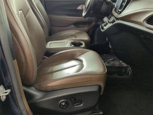 Used 2020 Chrysler Pacifica Limited image 26
