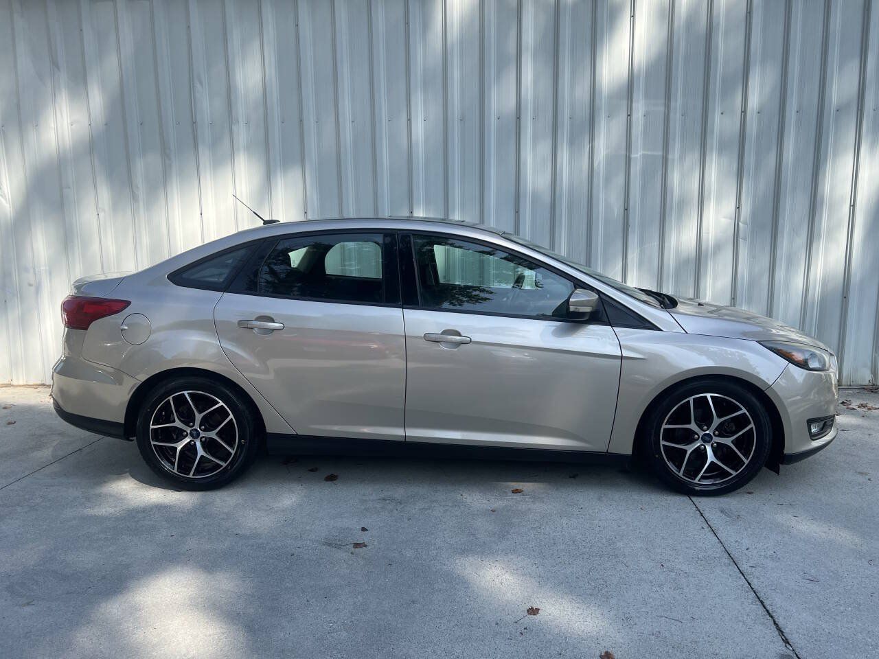 Used 2017 Ford Focus SEL w/ Cold Weather Package FWD image 2