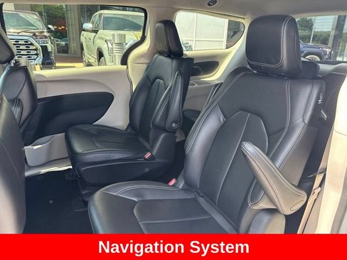 Used 2024 Chrysler Pacifica Limited FWD image 15