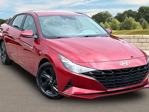 Used 2023 Hyundai Elantra SEL FWD image 2