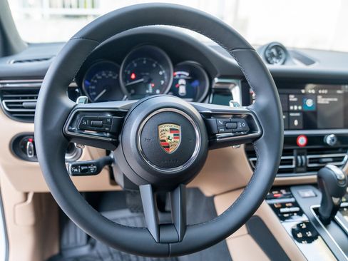 Certified 2025 Porsche Macan image 12