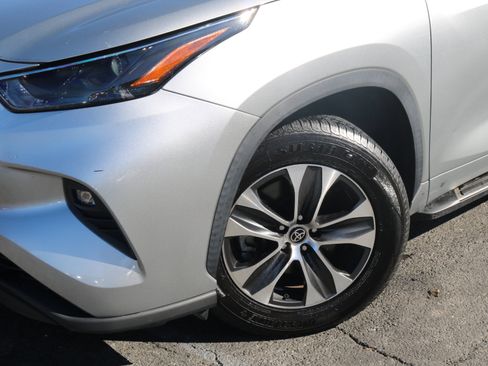 Used 2022 Toyota Highlander XLE image 4