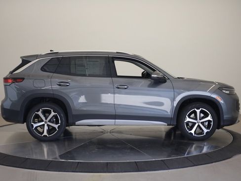 New 2025 Volkswagen Tiguan SE image 2