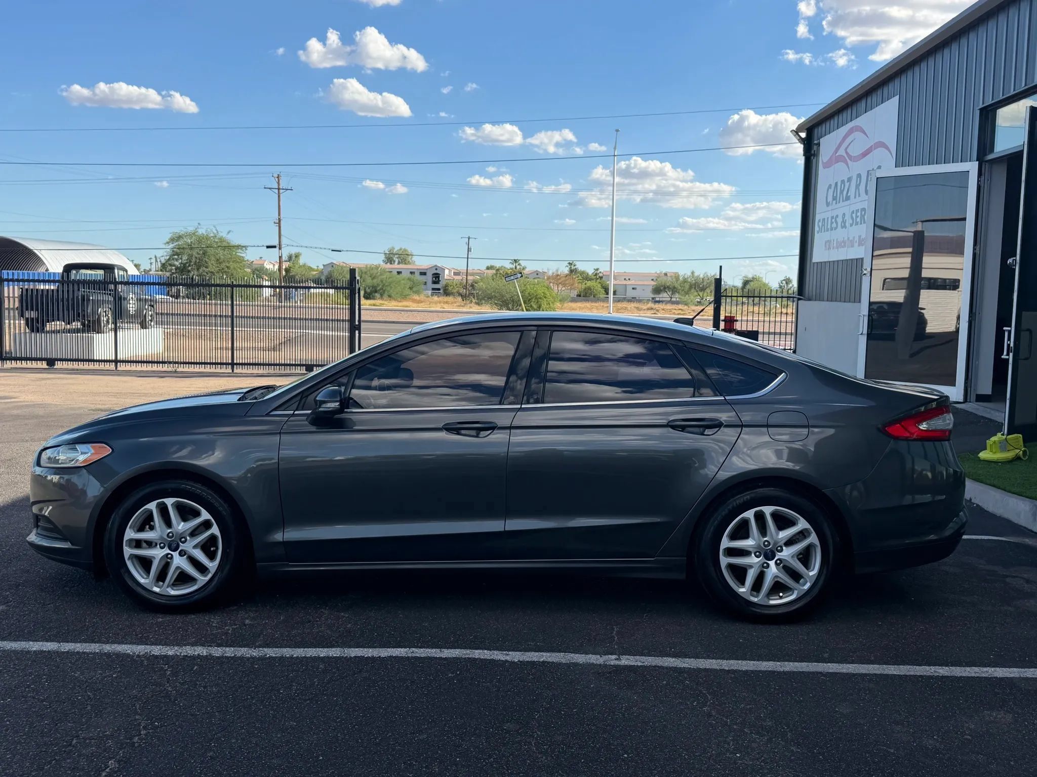 Used 2016 Ford Fusion SE FWD image 2