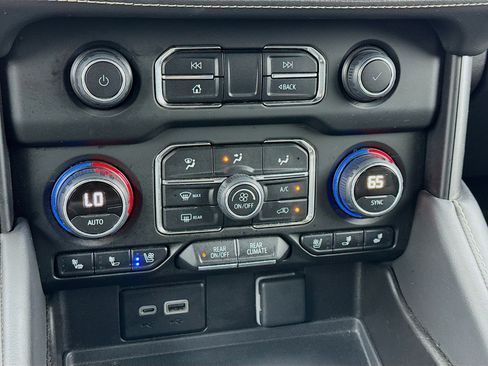 Used 2023 Chevrolet Suburban Premier image 12