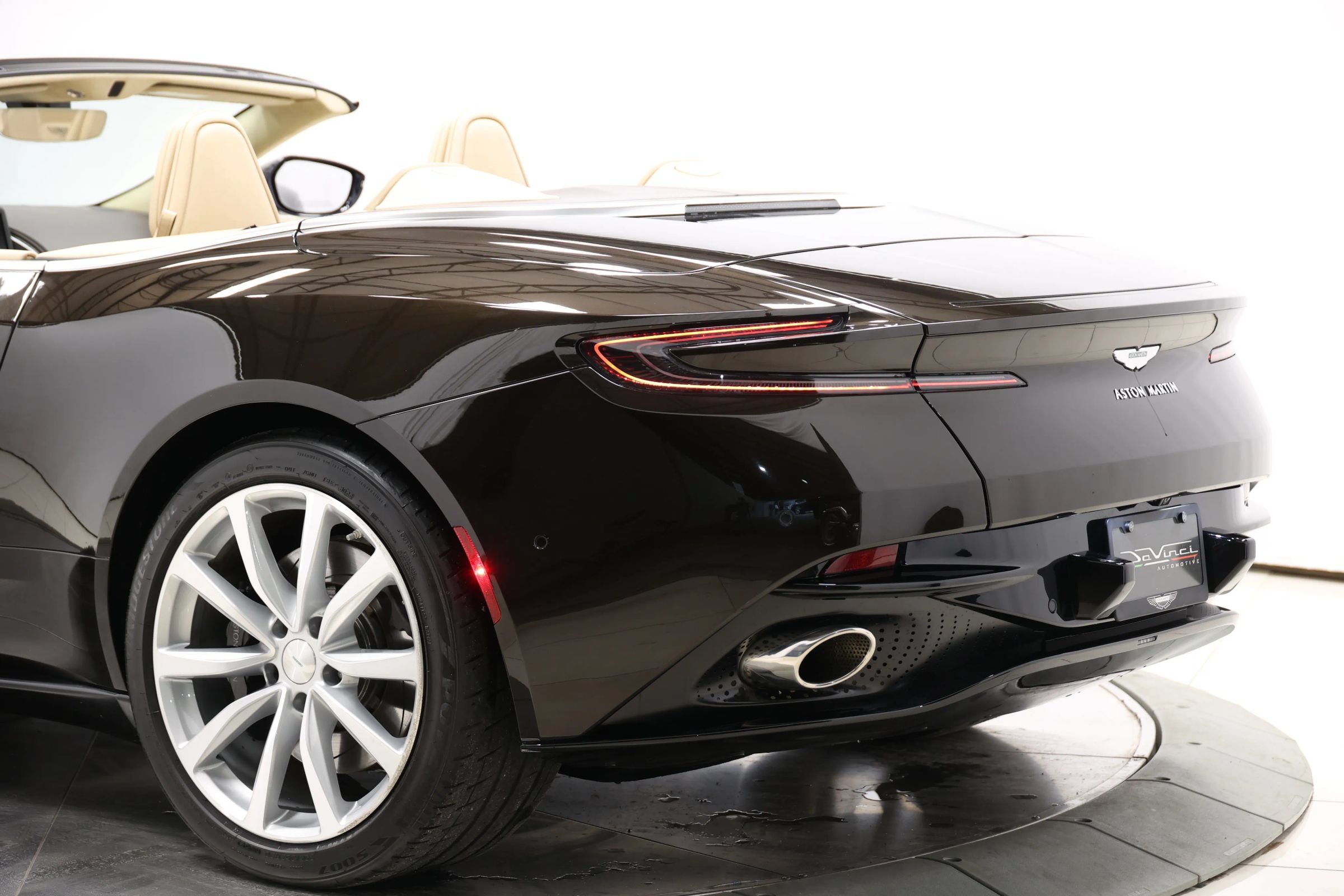 Used 2019 Aston Martin DB11 Volante RWD image 62