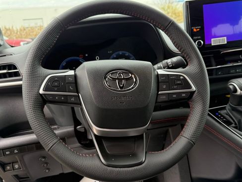 Used 2025 Toyota Sienna XSE image 37