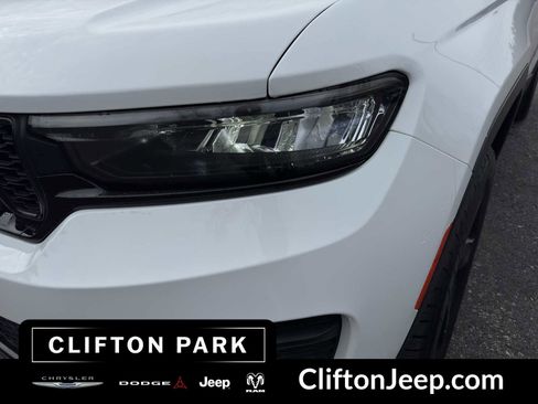 Used 2023 Jeep Grand Cherokee Altitude image 8