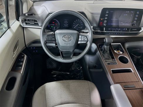 Certified 2024 Toyota Sienna LE image 20